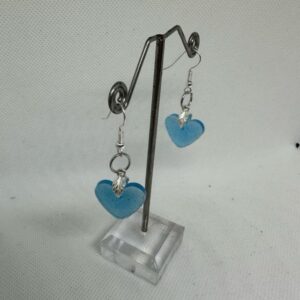 Orecchini cuore in resina. Prodotto artigianale Skillaly, Made in Italy.