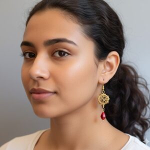 Orecchini pendenti boho hippie metallo dorato con goccia rossa vetro regalino amica. Prodotto artigianale Skillaly, Made in Italy.
